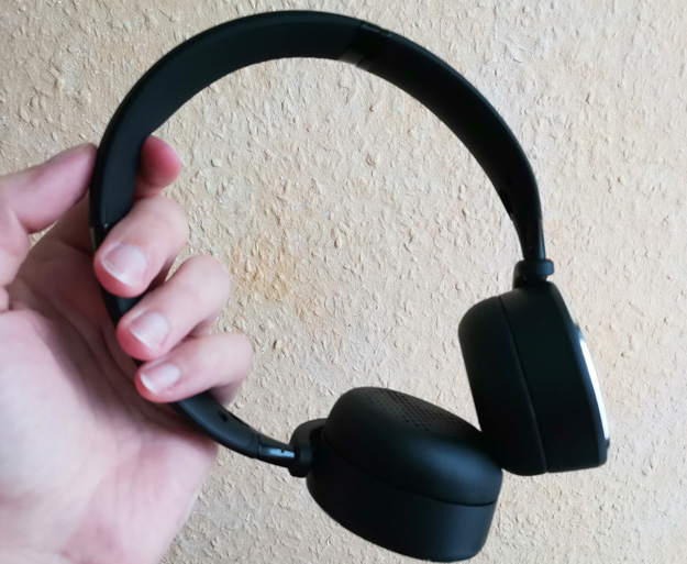 AKG-Y500