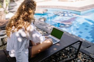Enceinte Bluetooth portable posée au bord d'un bassin