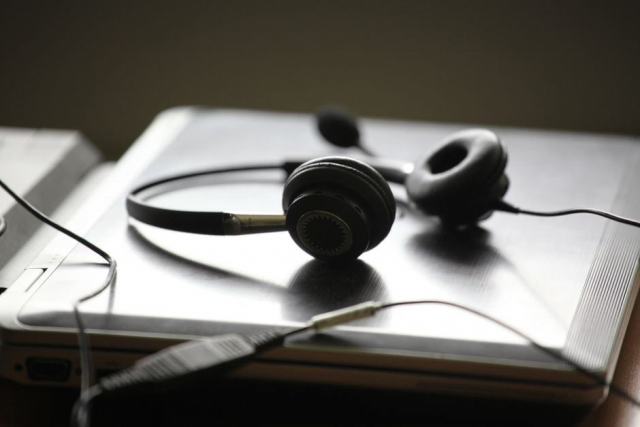 Photo d'illustration : un casque audio posé sur un ordinateur portable fermé
