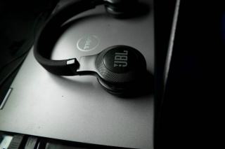AKG K845BT : le circum sans fil haut de gamme d’AKG