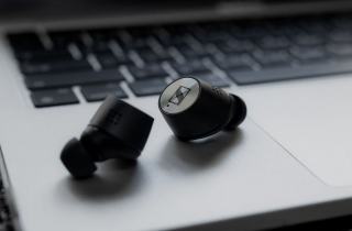Jabra Elite 65e : l’arceau de nuque à réduction de bruit