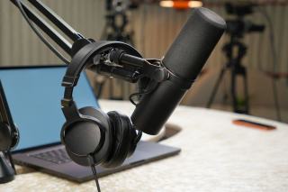 JBL E55BT : le circum sans fil au grand format