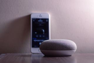 KEF Muo : l’enceinte nomade dessinée par Ross Lovegrove